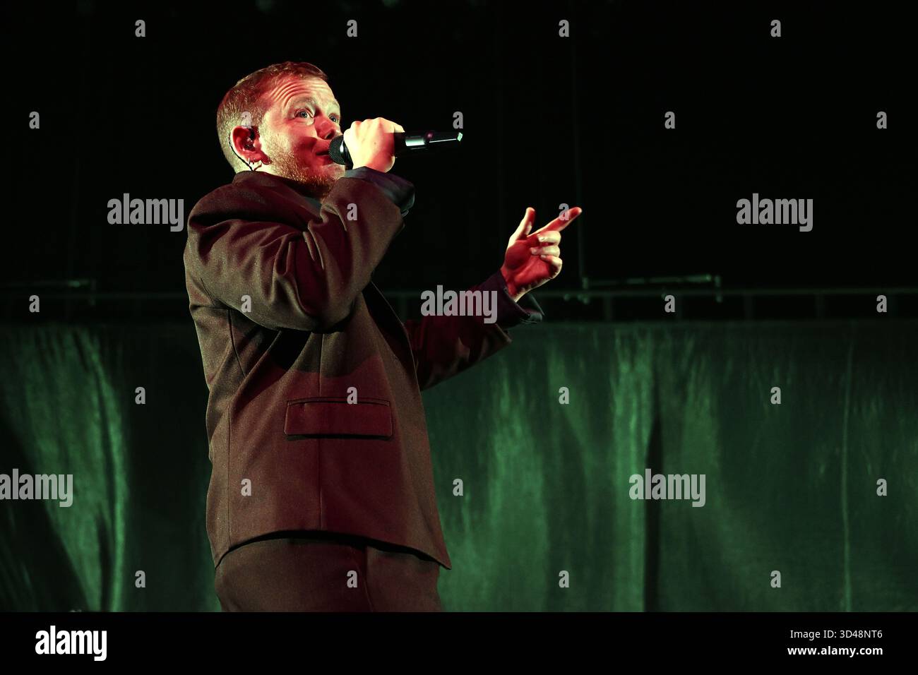 ROYAUME-UNI. 08 novembre 2025. LONDRES, ANGLETERRE - 8 NOVEMBRE : Kae Tempest se produit à la Brixton Academy le 8 novembre 2025 à Londres, Angleterre.Cap/Mar © Mar/Capital Pictures Credit : Capital Pictures/Alamy Live News Banque D'Images