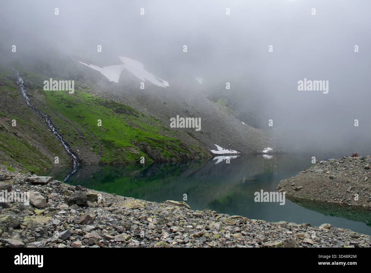Vue sur la nature depuis le plateau d'Avusor et son magnifique lac au sommet des montagnes de Kackar.. Banque D'Images