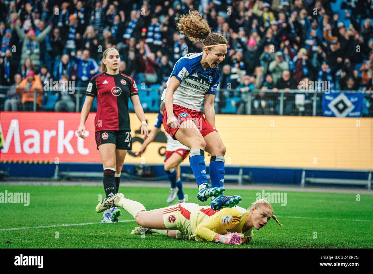 BUT, CHEER, le HSV Hambourg femmes à 1 :0 par Melanie Brunnthaler (HSV Hambourg, 11) ; Football, Google Pixel Frauen-Bundesliga [Bundesliga], Journée 10 : HSV Hambourg vs FC Nuremberg le 9 novembre 2025 au Volksparkstadion, Hamburg DFB / DFL RÈGLEMENTS Banque D'Images