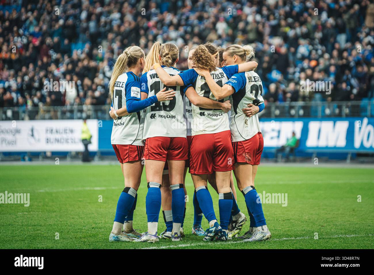 BUT, CHEER, l'équipe féminine HSV Hambourg à 1 :0 par Melanie Brunnthaler (HSV Hambourg, 11) ; Football, Google Pixel Bundesliga féminine [Bundesliga], Journée 10 : HSV Hambourg vs FC Nuremberg le 9 novembre 2025, au Volksparkstadion, Hamburg DFB / DFL REG Banque D'Images
