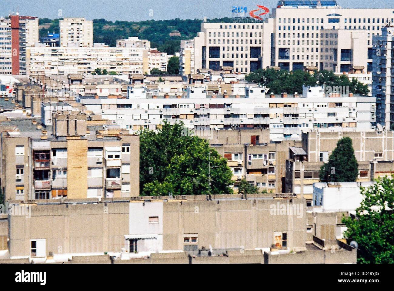 Instantané analogique vertical de Novi Sad avec le lointain bâtiment Nis à l'horizon, géométrie urbaine ensoleillée et lignes architecturales claires. Banque D'Images