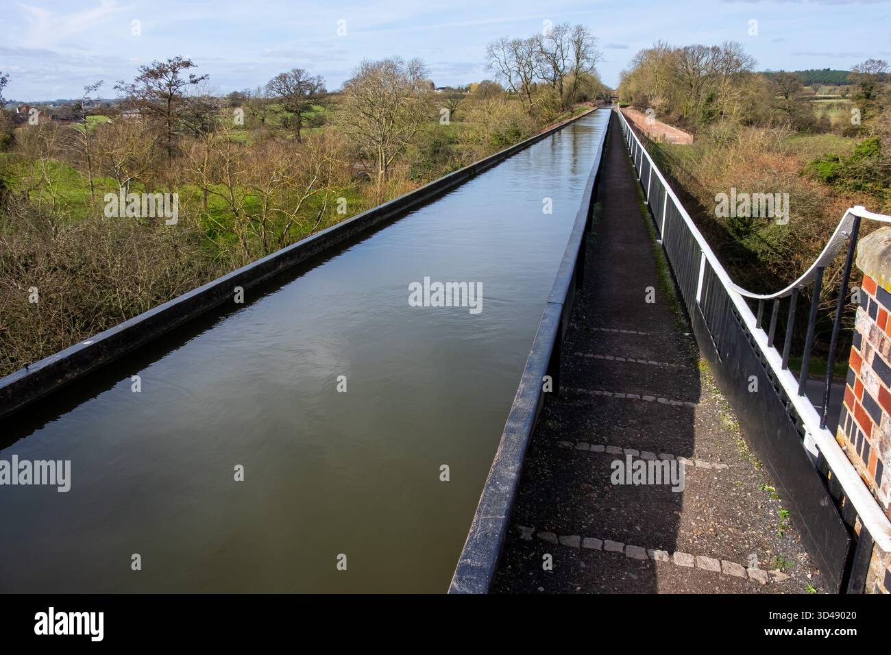 Aqueduc d'Edstone sur le canal Stratford-upon-Avon par un matin clair Banque D'Images