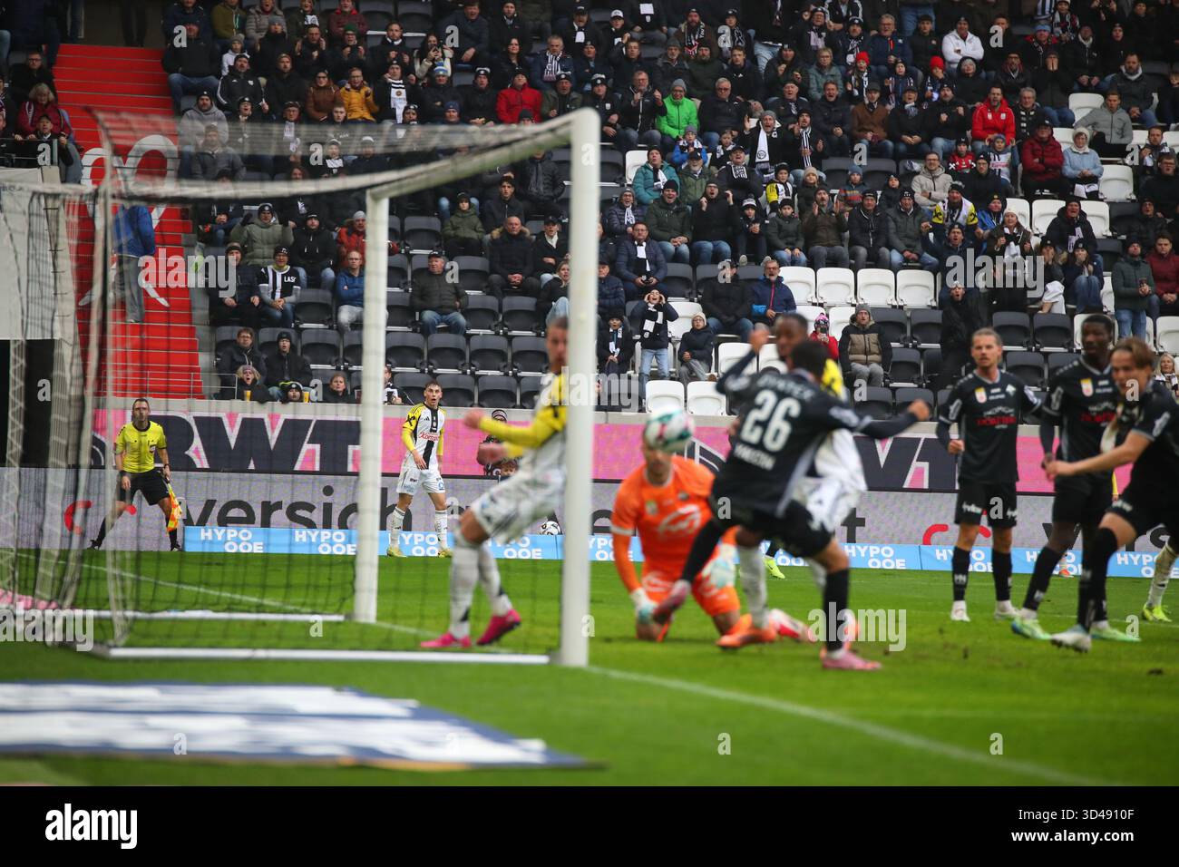 Linz, Autriche. 09 novembre 2025. LINZ, AUTRICHE - 9 NOVEMBRE : LASK avec l'objectif de 1 :0 avec son propre but lors du match de l'Admiral Bundesliga entre LASK et SCR Altach au Raiffeisen Arena le 9 novembre 2025 à Linz, Autriche .251109 SEPA 07 019 - 20251109 PD5468 crédit : APA-PictureDesk/Alamy Live News Banque D'Images