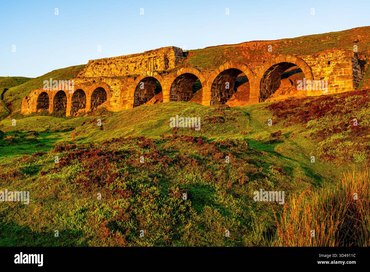 Fours en pierre de fer de Rosedale Abbey illuminés par la lumière chaude du soleil matinal Banque D'Images