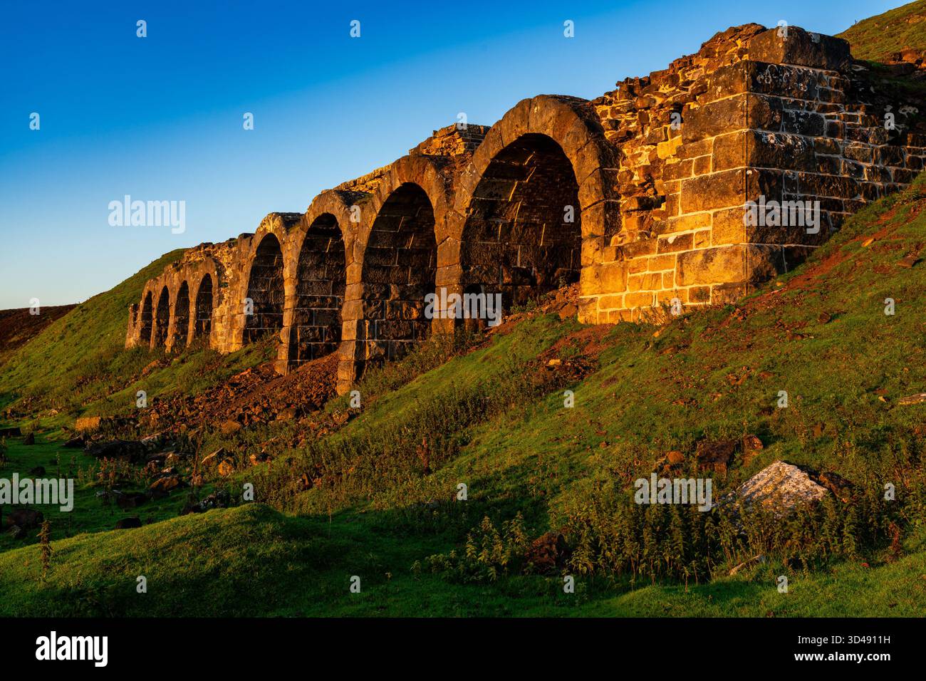 Fours en pierre de fer de Rosedale Abbey illuminés par la lumière chaude du soleil matinal Banque D'Images