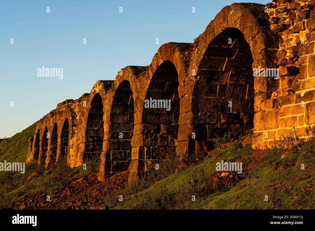 Fours en pierre de fer de Rosedale Abbey illuminés par la lumière chaude du soleil matinal Banque D'Images