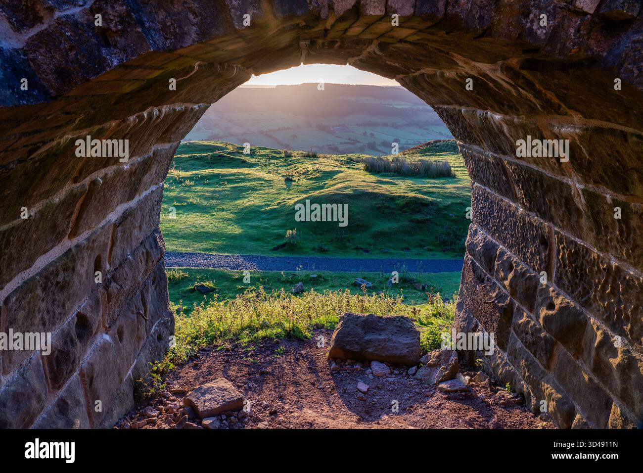 Vue de l'intérieur Rosedale Abbey four en pierre de fer donnant sur la vallée à la lumière du matin Banque D'Images