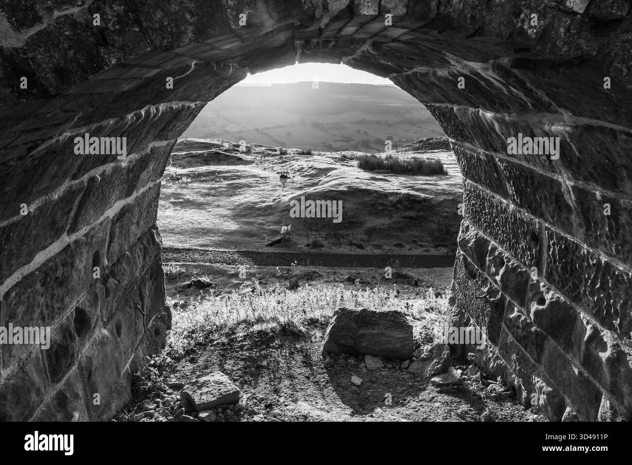 Vue de l'intérieur Rosedale Abbey four en pierre de fer en noir et blanc Banque D'Images