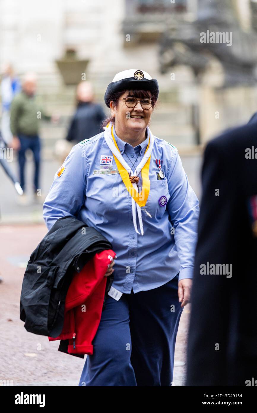 Cardiff, pays de Galles, Royaume-Uni. 9 novembre 2025. Cathie Steele bénévole principale pour Cardiff et Vale Scouts présents au Service national du souvenir pour le pays de Galles à Cardiff 2025 crédit : Rhydian Witts/Alamy Live News Banque D'Images