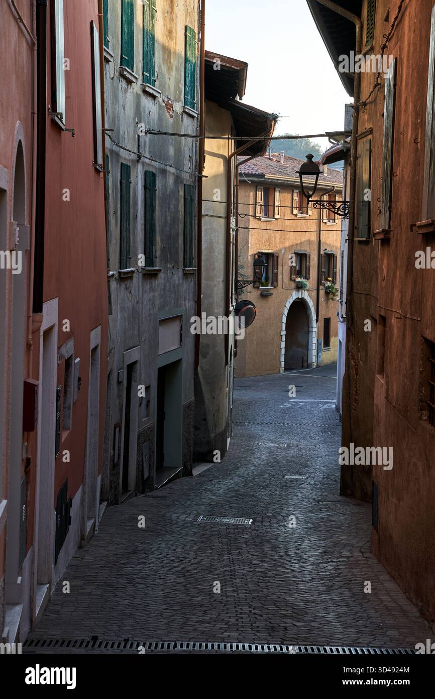 Rue étroite et bâtiments en pierre à San Felice del Benaco, Italie Banque D'Images