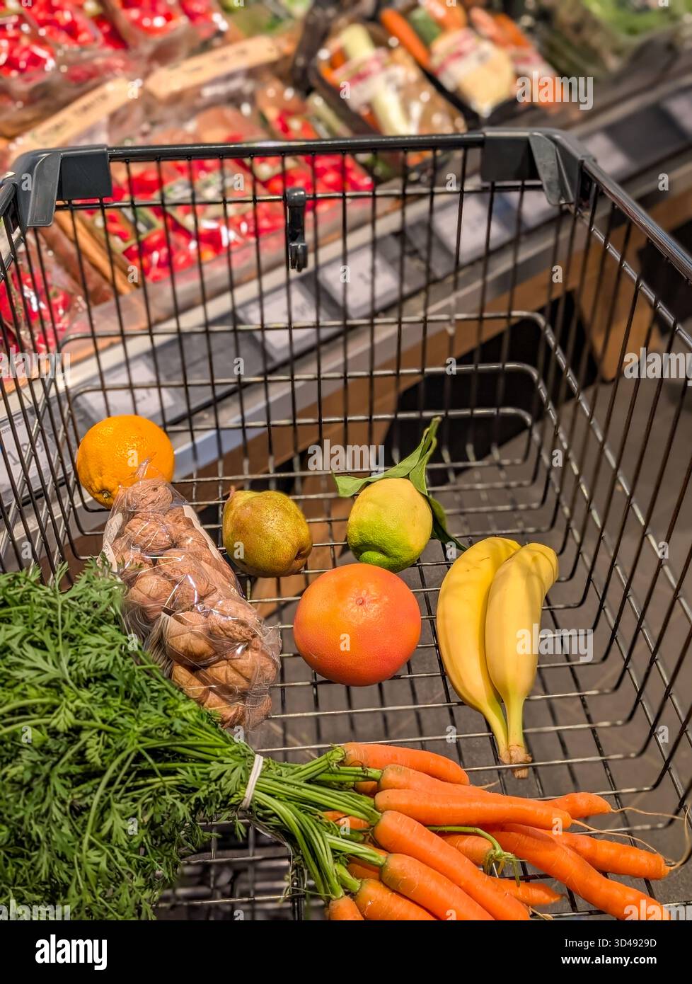 Panier dans Un supermarché rempli de fruits et légumes frais pour Une alimentation saine Banque D'Images