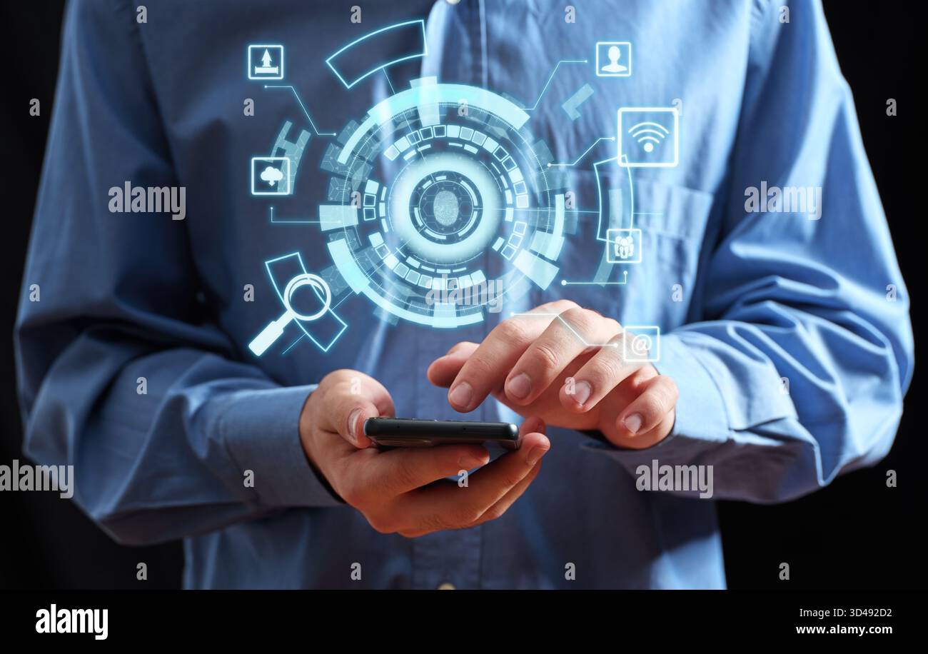 Personne utilisant un smartphone avec une interface holographique montrant des fonctions de sécurité, le cloud computing et un scanner d'empreintes digitales Banque D'Images
