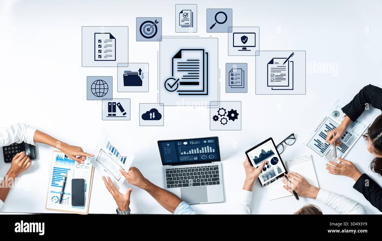 Concept de conformité d'entreprise et de contrôle de qualité. En suivant une liste de contrôle et en respectant la politique et les normes réglementaires de l'entreprise, confirmées par an Banque D'Images