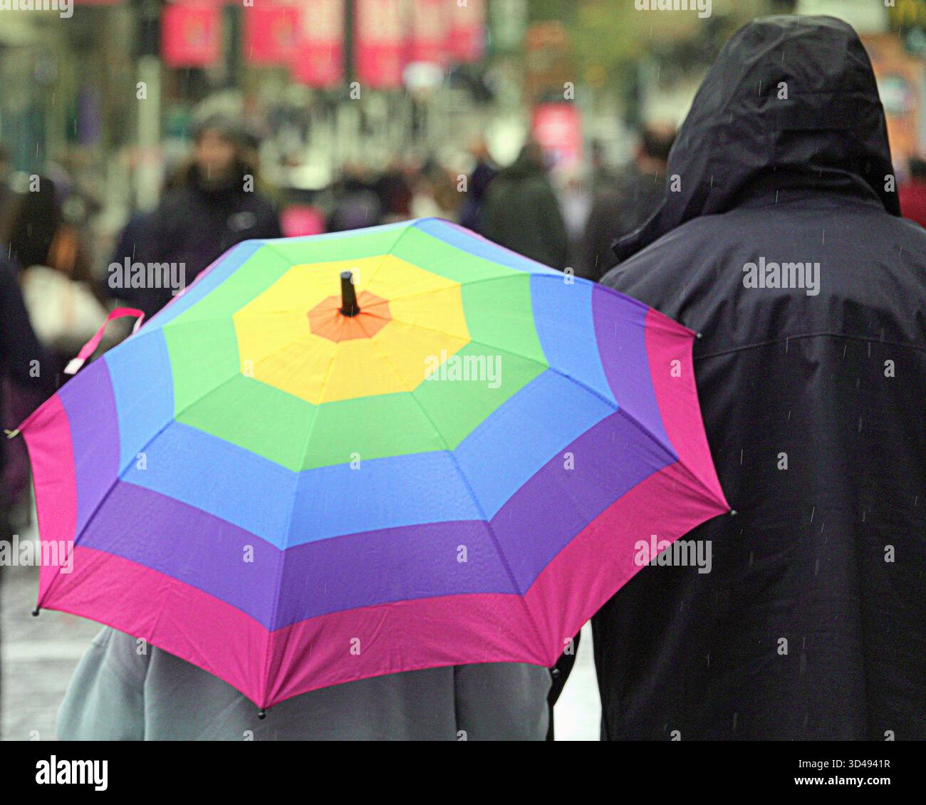 Glasgow, Écosse, Royaume-Uni. 9 novembre 2025. Météo britannique : jour humide et sombre sur le centre-ville comme les habitants et le dernier des touristes marchent dans la ville. Crédit Gerard Ferry/Alamy Live News Banque D'Images