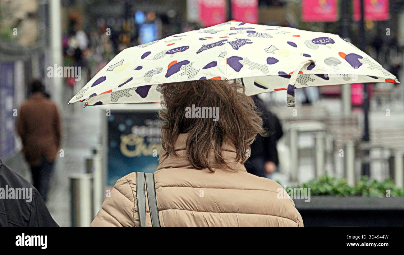 Glasgow, Écosse, Royaume-Uni. 9 novembre 2025. Météo britannique : jour humide et sombre sur le centre-ville comme les habitants et le dernier des touristes marchent dans la ville. Crédit Gerard Ferry/Alamy Live News Banque D'Images