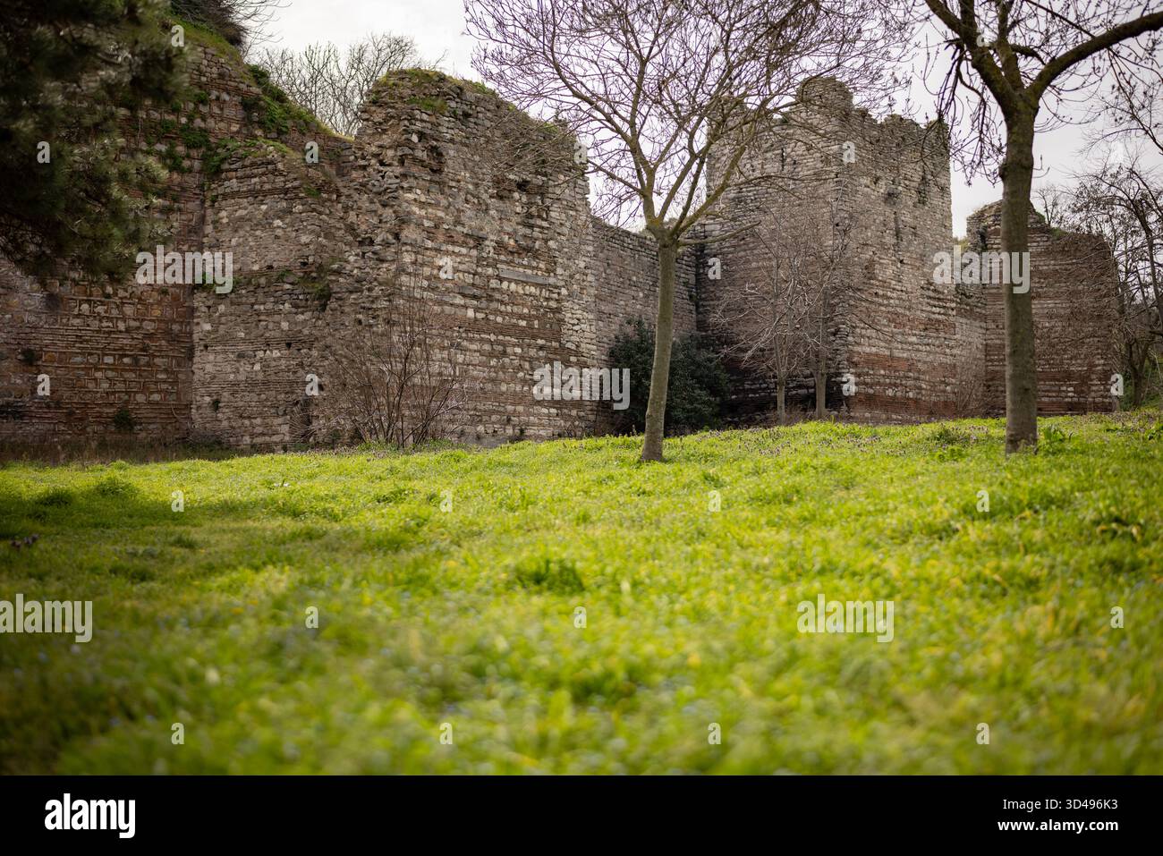 Les vieux murs théodosiens de Constantinople, bien que toujours debout, sont en mauvais état dans de nombreux endroits et les environs sont utilisés comme jardins et parcs. Banque D'Images