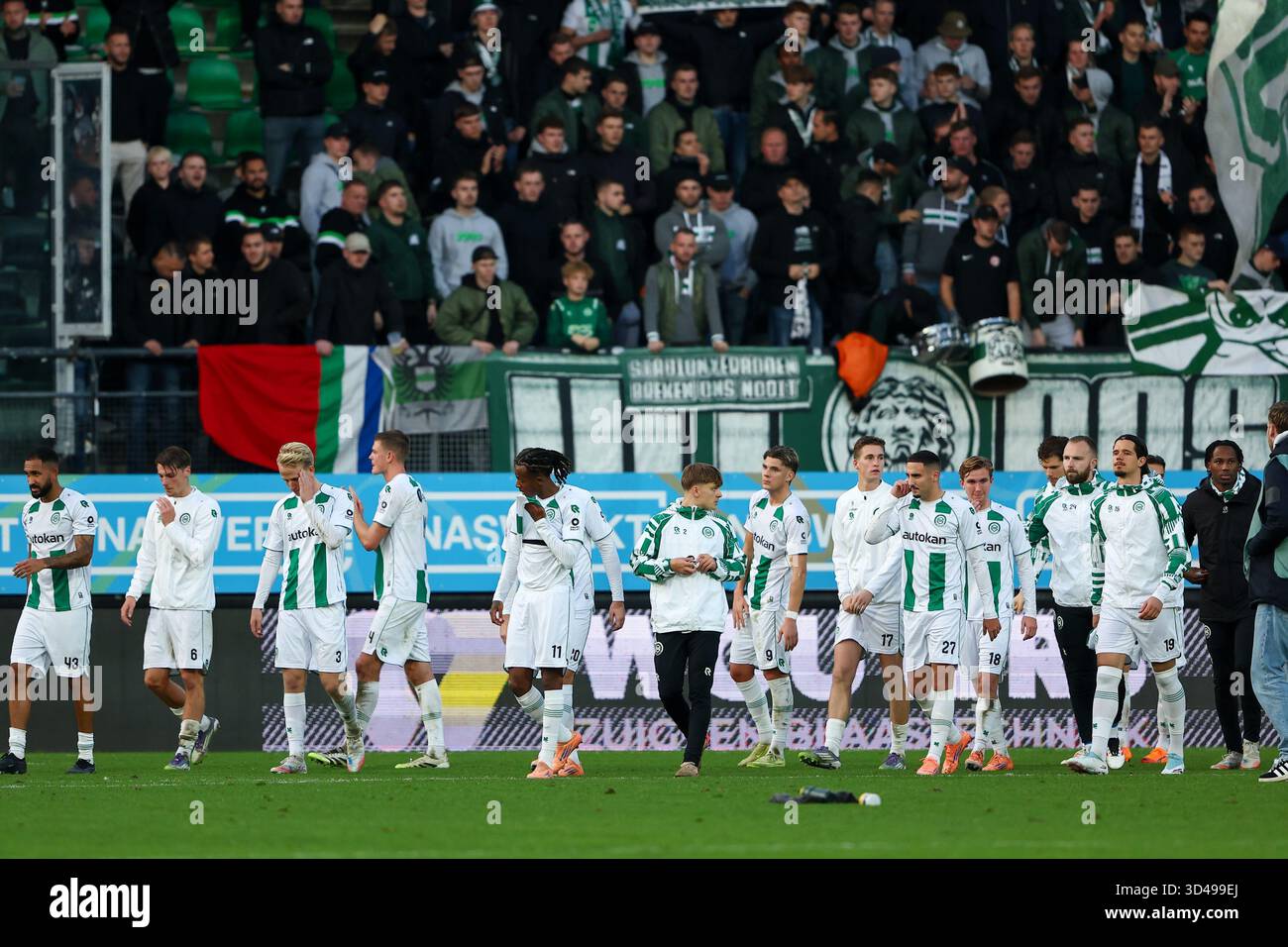Nimègue, pays-Bas. 09 novembre 2025. NIJMEGEN, 09-11-2025, Goffertstade, saison 2025/2026, football néerlandais Eredivisie, match entre NEC et Groningen, la photo montre les joueurs de Groningen déçus après le match crédit : Pro Shots/Alamy Live News Banque D'Images
