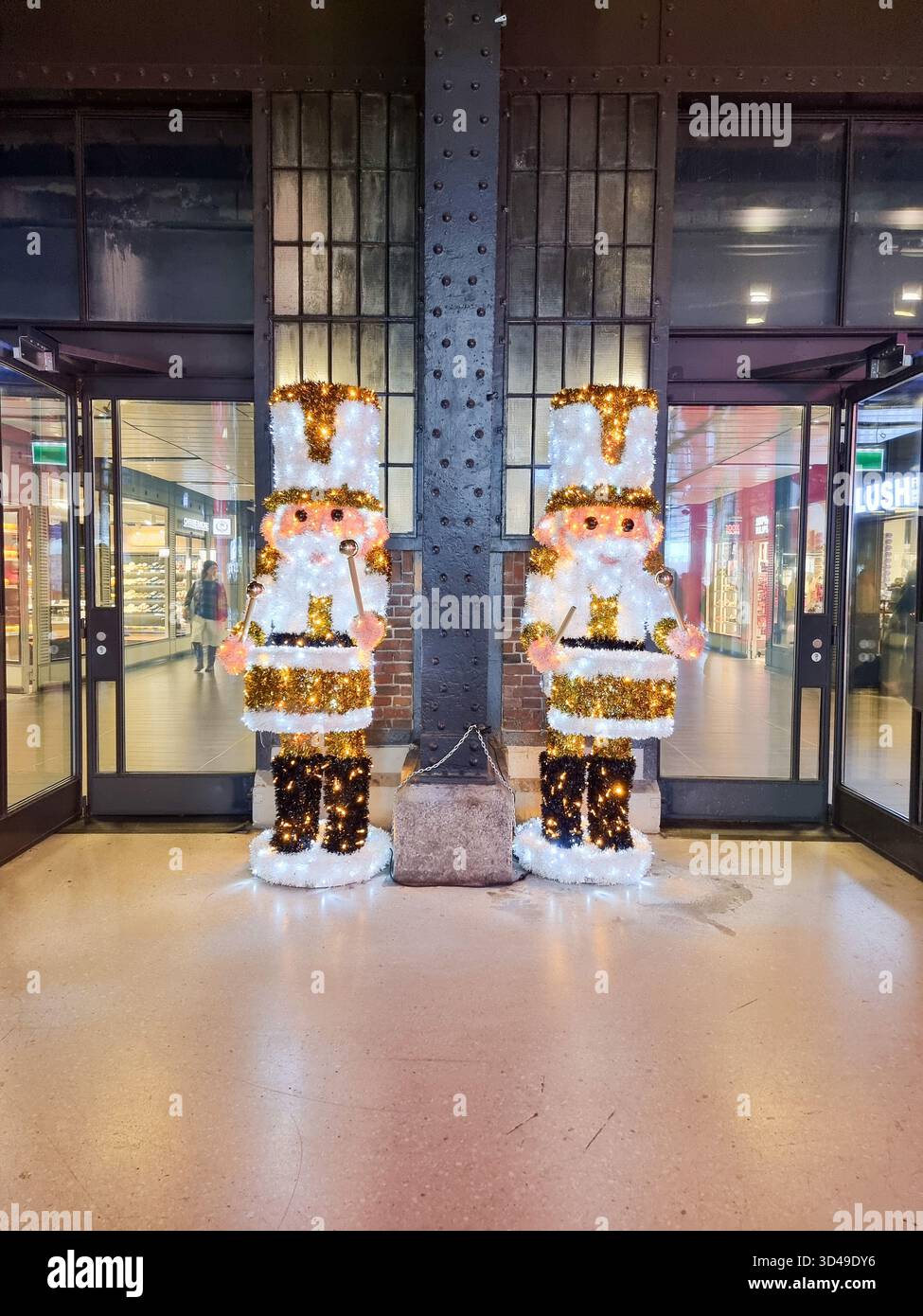 Décorations de Noël : figurines de casse-noix allumées faites de lampes près de l'entrée de la gare d'Amsterdam - Image de stock capturée avec un smartphone