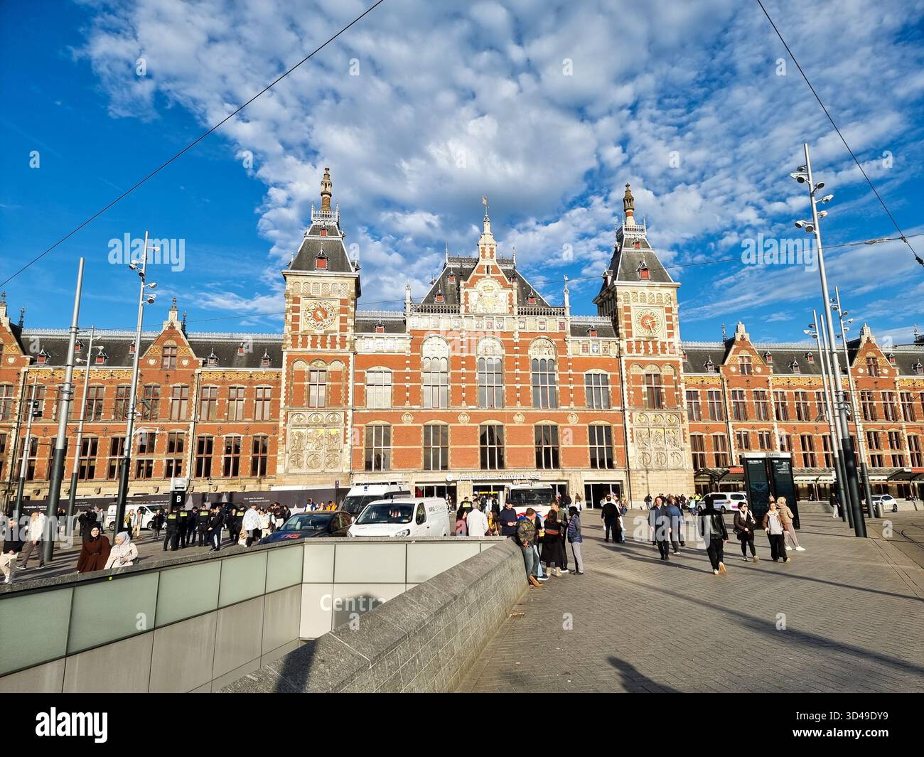 La gare centrale monumentale d'Amsterdam, pays-Bas UE par une journée ensoleillée ; Amsterdam Centraal par Pierre Cuypers Banque D'Images