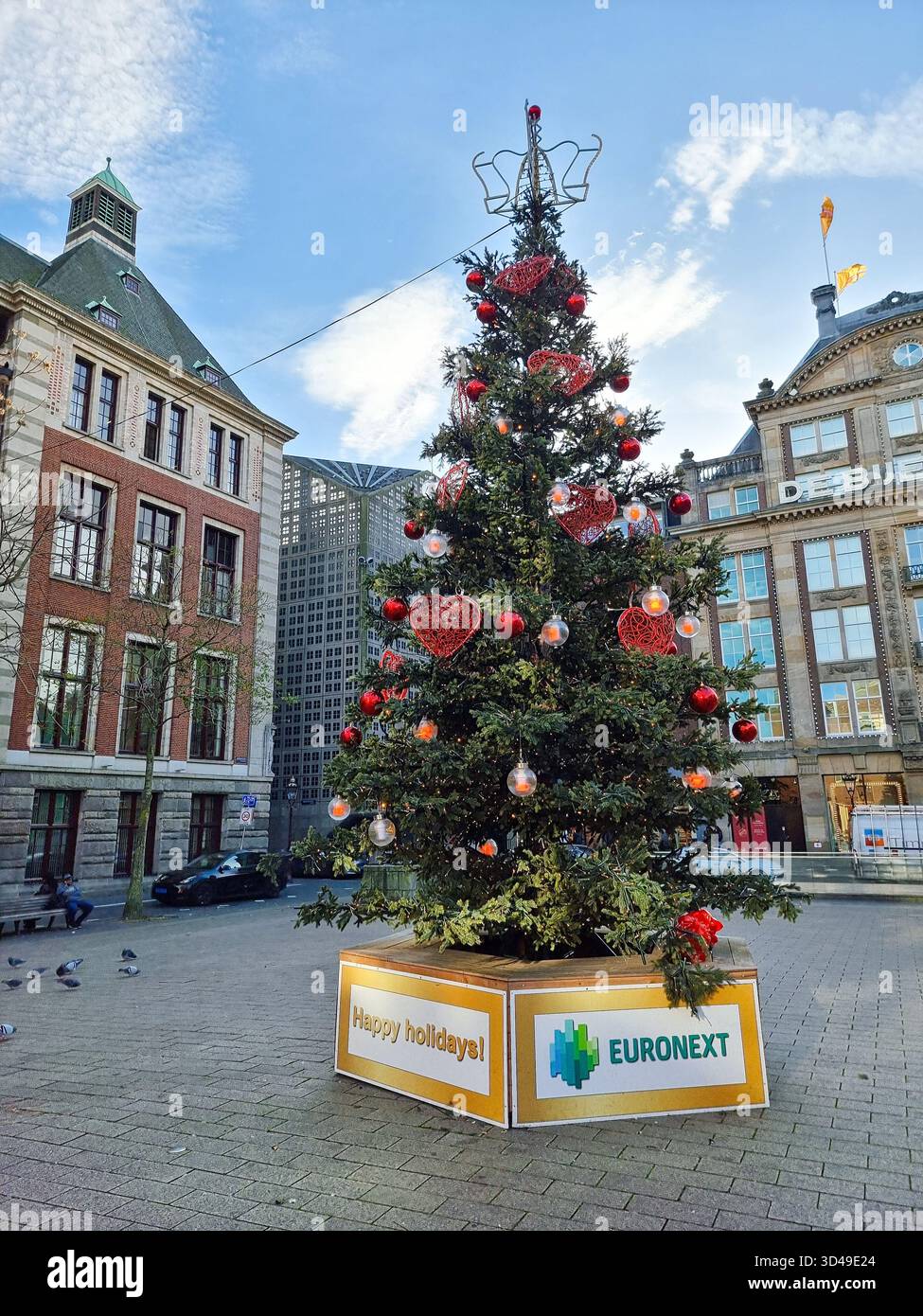 Sapin de Noël décoré sur la place devant Euronext Amsterdam & de Bijenkorf à Amsterdam, pays-Bas, avec le texte « joyeuses fêtes - Euronext » - Image de stock capturée avec un smartphone