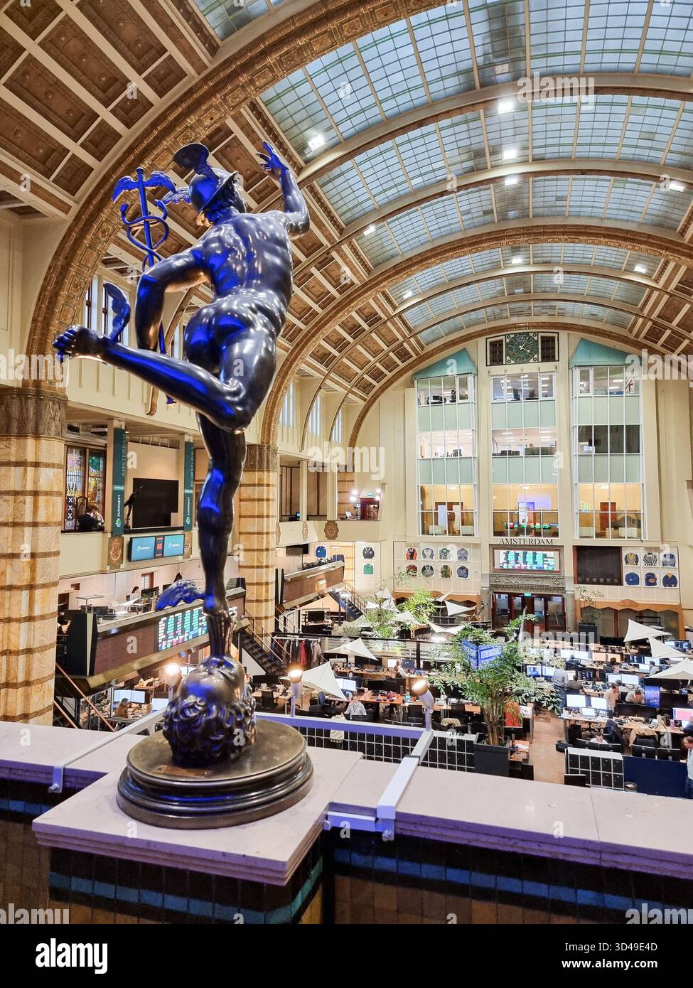 Vue intérieure de la Bourse d'Amsterdam Euronext avec statue symbolique de Mercure, le Dieu romain du commerce. - Image de stock capturée avec un smartphone