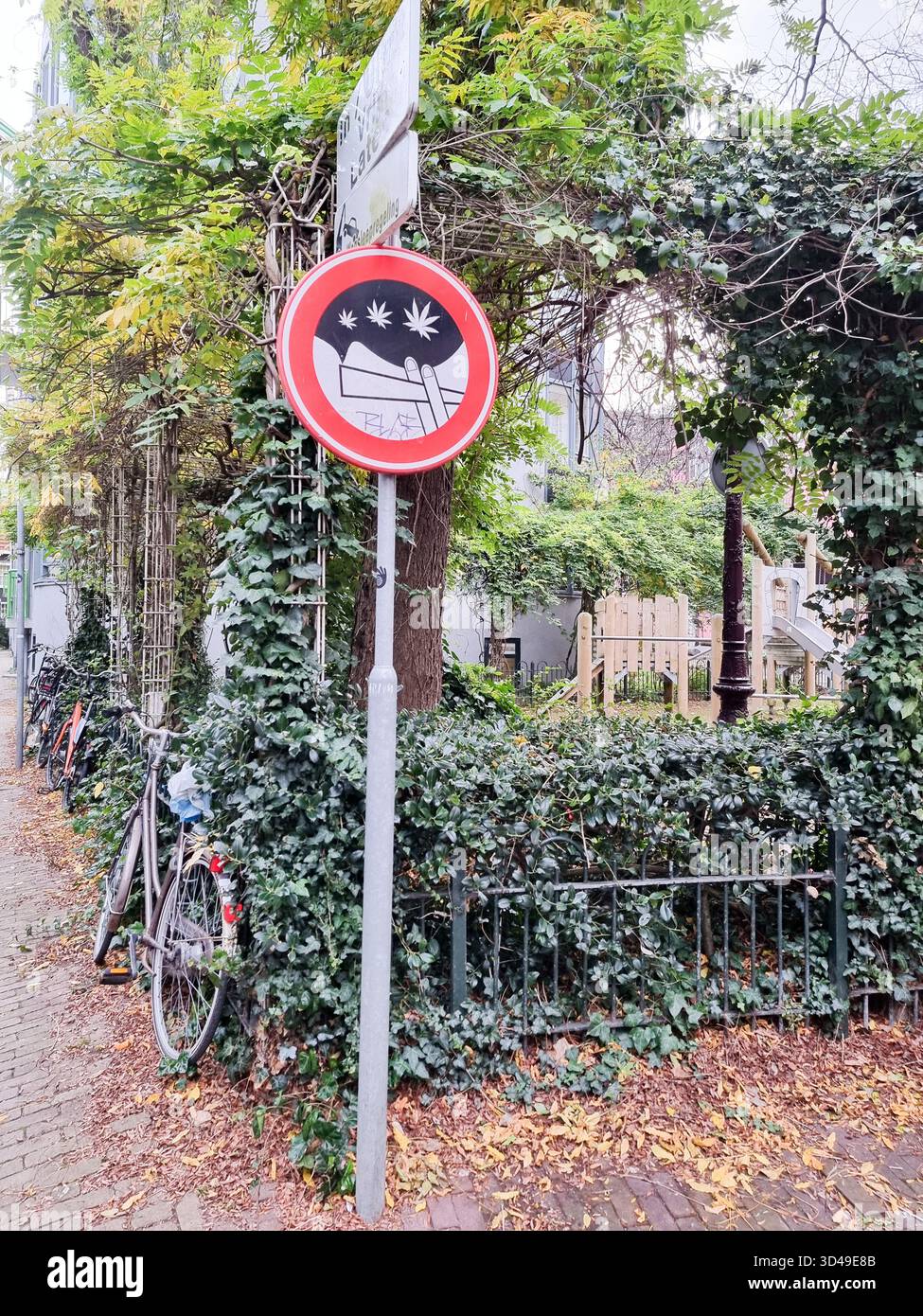 Panneau rond interdit de fumer cannabis / weed / marijuana / joints à Amsterdam, pays-Bas Banque D'Images