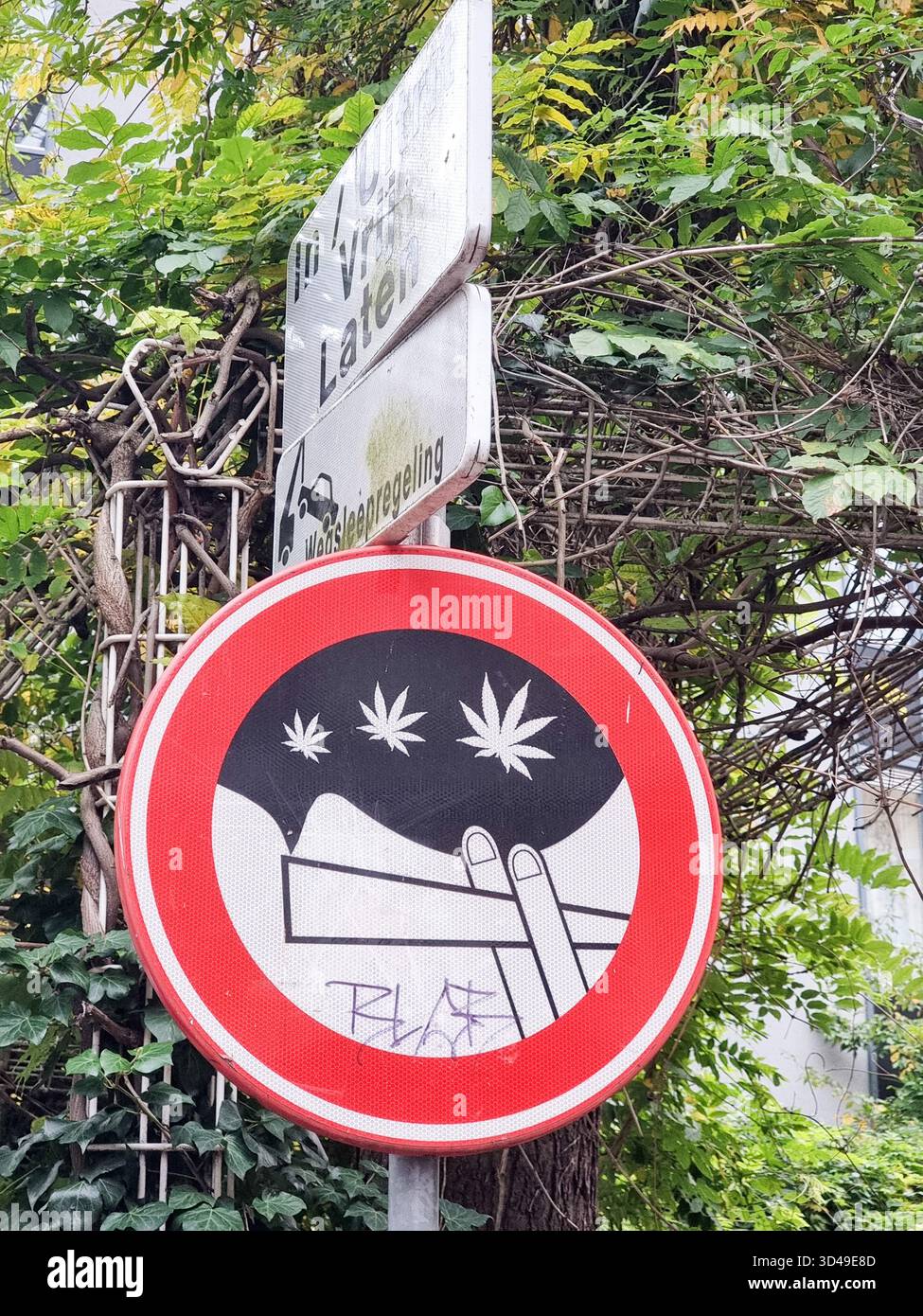 Panneau rond interdit de fumer cannabis / weed / marijuana / joints à Amsterdam, pays-Bas Banque D'Images