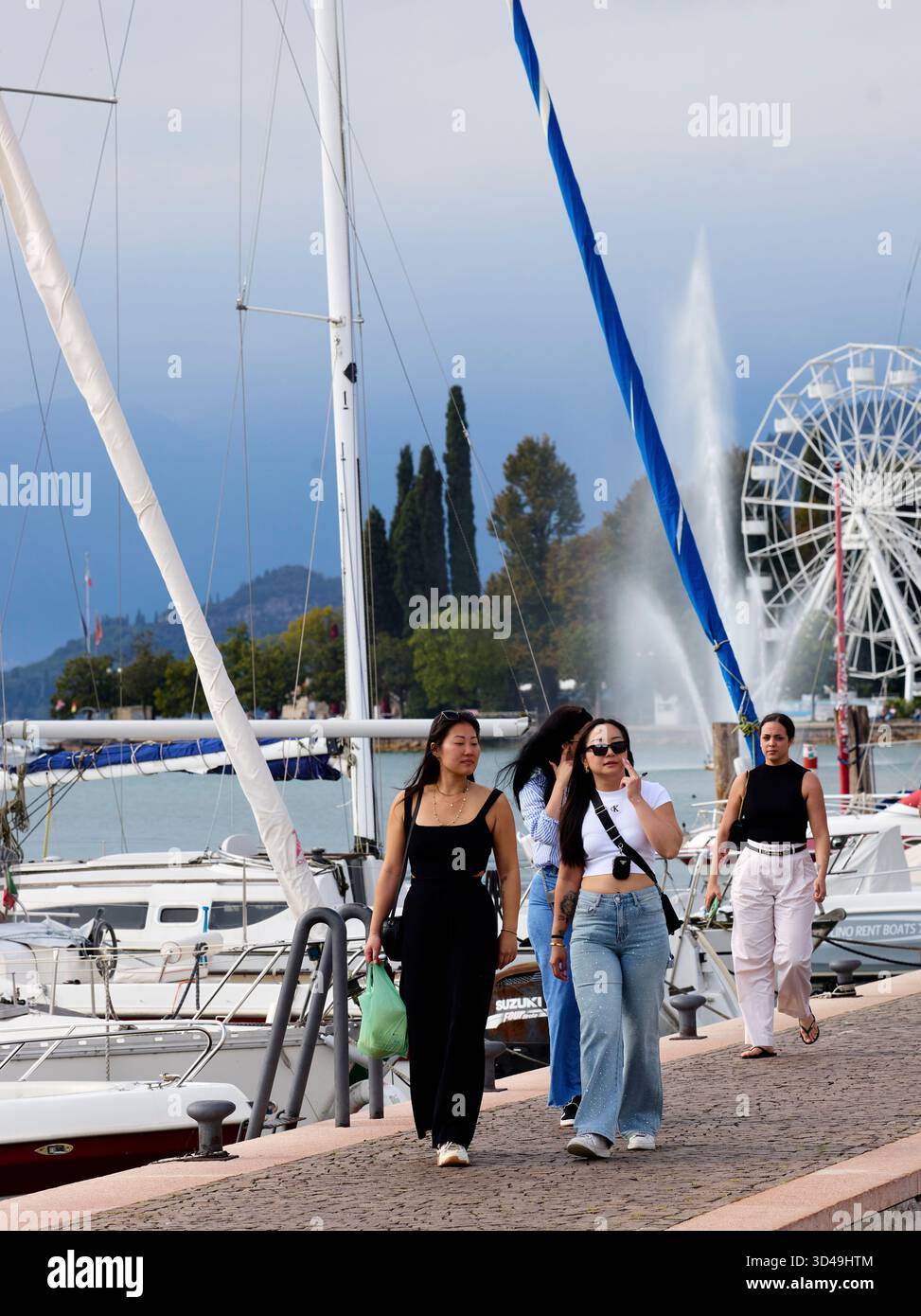 Touristes marchant autour de la marina de Bardolino, lac de Garde Italie Banque D'Images