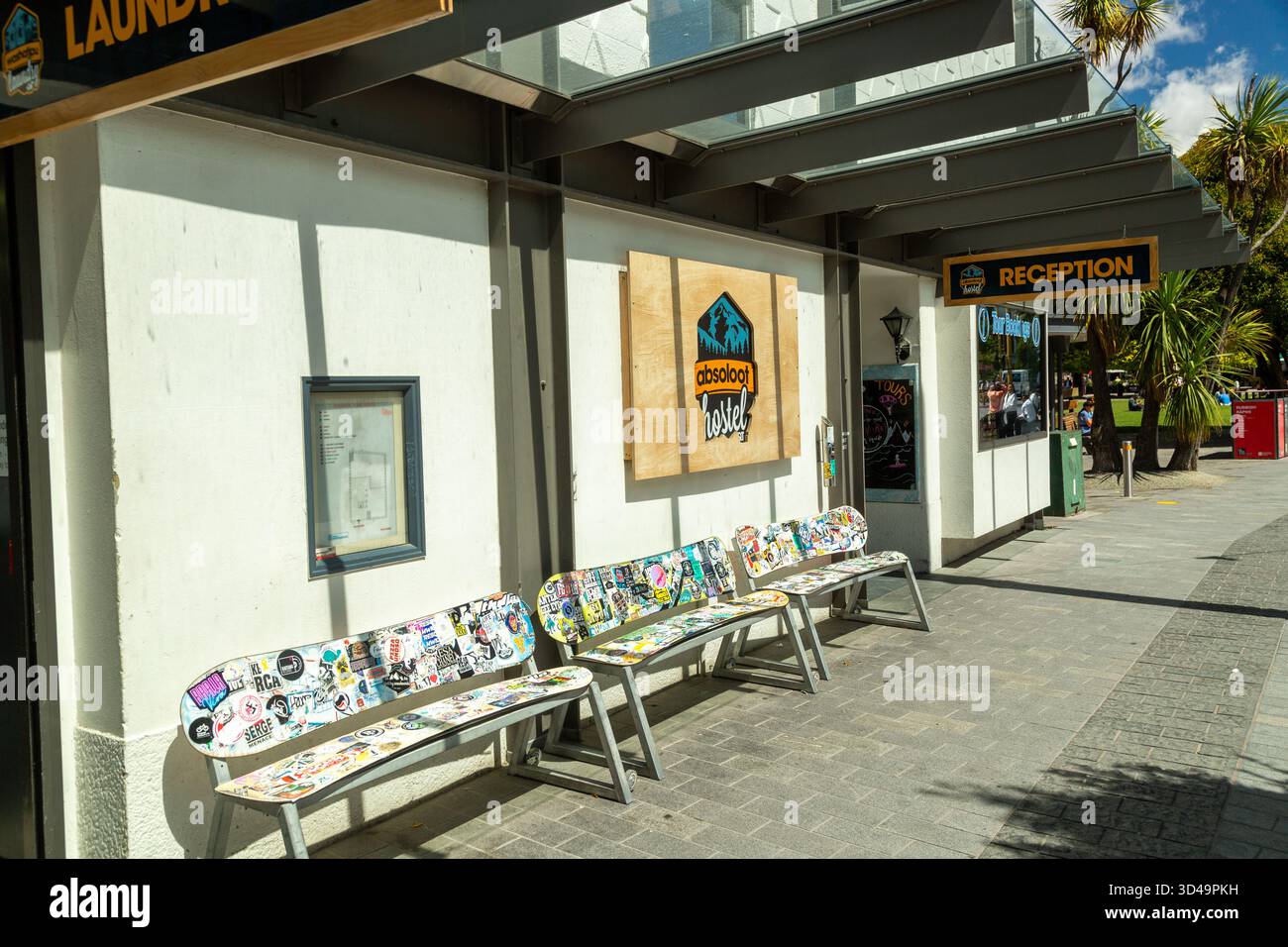 Bancs fabriqués à partir de snowboards recyclés à l'extérieur de l'Absoloot Hostel à Queenstown, Nouvelle-Zélande Banque D'Images