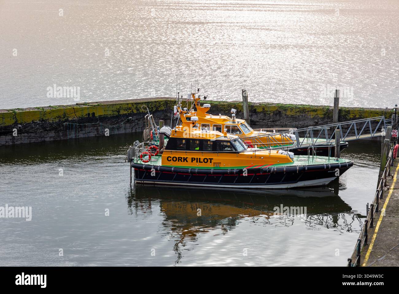 Deux bateaux-pilotes à l'ancre dans le port de Cobh, Cobh, Irlande, 2025 Banque D'Images