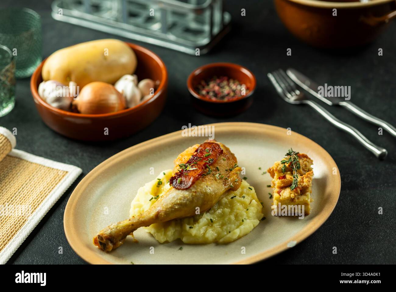 Délicieuse cuisse de poulet rôtie servie avec une purée de pommes de terre moelleuse et un plat d'accompagnement Banque D'Images