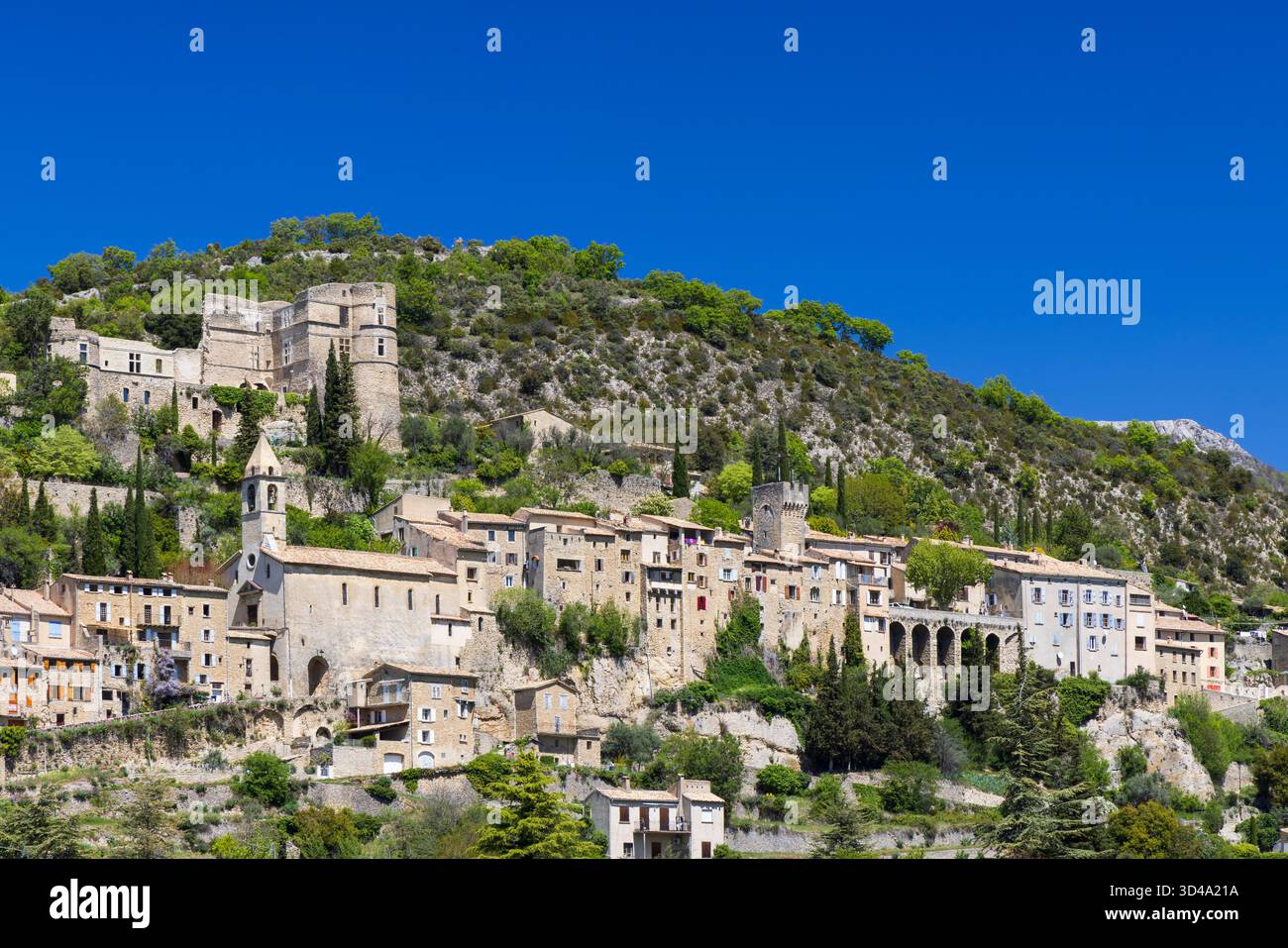 Bâtiments historiques du village accrochés à une colline escarpée contre un ciel bleu clair Banque D'Images