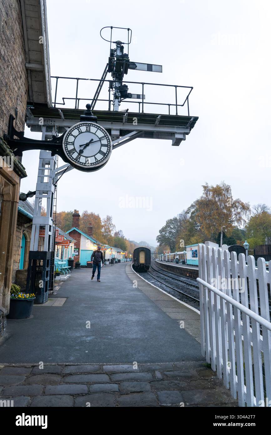 Plate-forme de gare historique avec horloge vintage et boîte de signalisation à Grosmont, North Yorkshire Banque D'Images
