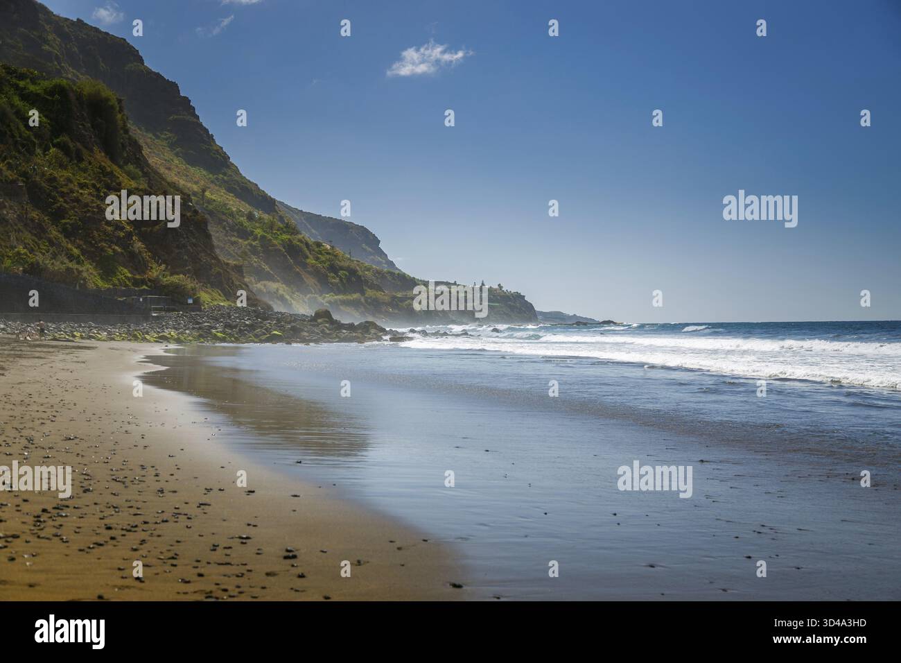 Playa del Socorro, une pittoresque plage de sable noir à Tenerife, est entourée de falaises verdoyantes et connue pour ses vagues favorables au surf et sa sereine bea Banque D'Images