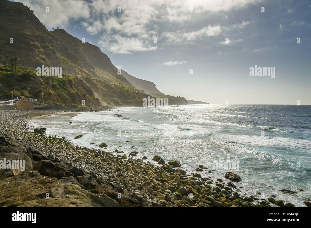 Nichée le long de la côte de Tenerife, Playa del Socorro est une plage saisissante avec du sable fin noir, des vagues puissantes et une atmosphère paisible parfaite pour unwi Banque D'Images