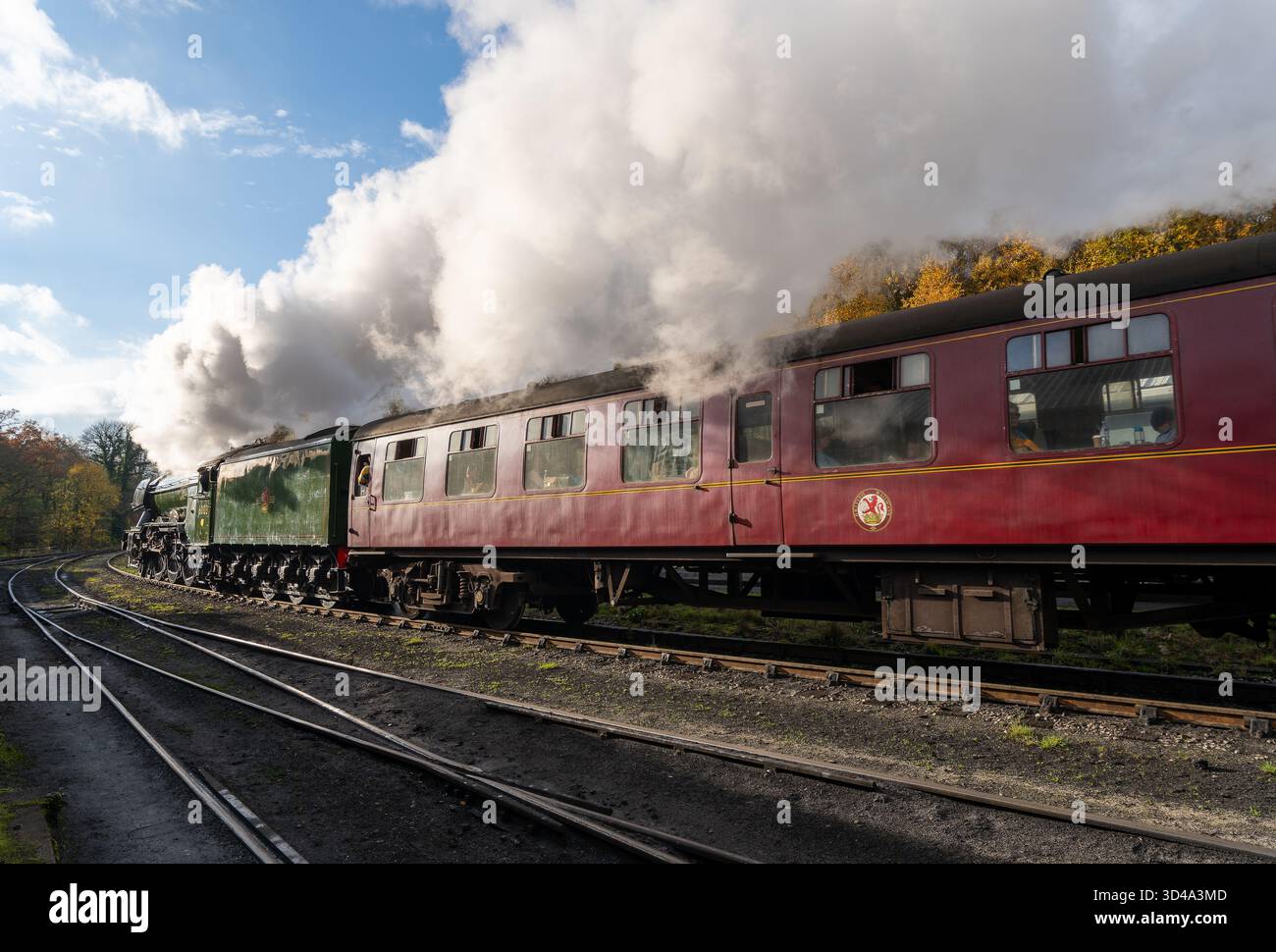 Locomotive à vapeur Scotsman volante avec wagons marrons à la gare de Grosmont, North Yorkshire Moors Railway Banque D'Images