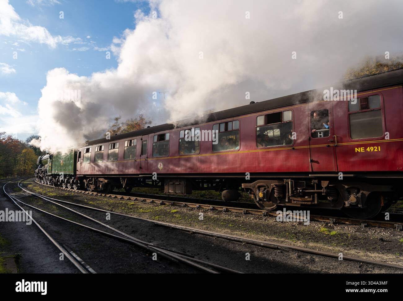 Locomotive à vapeur Scotsman volante avec wagons marrons sur le North Yorkshire Moors Railway Banque D'Images