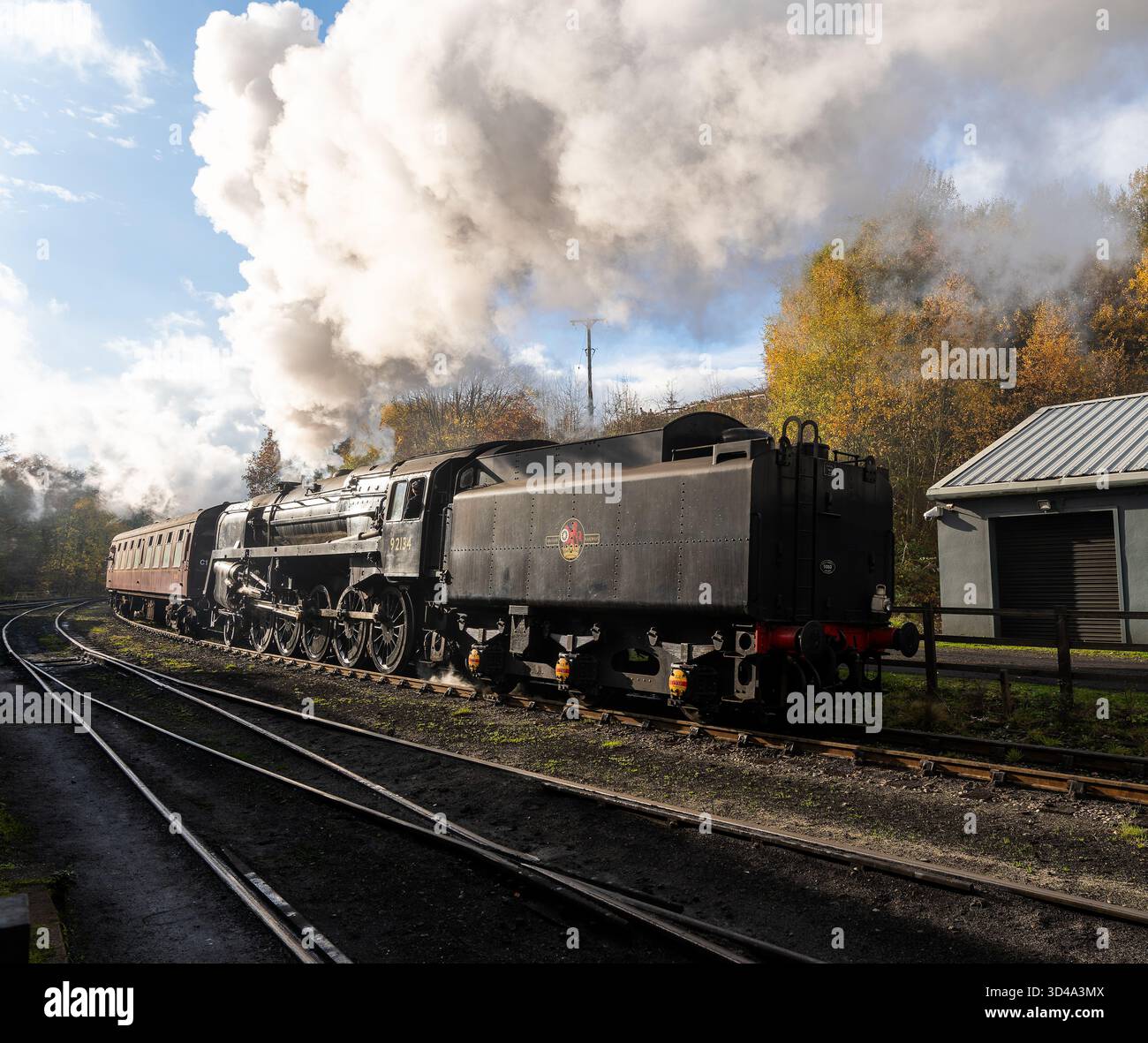 Locomotive à vapeur Scotsman volante à la gare de Grosmont avec des arbres d'automne et des nuages de vapeur spectaculaires Banque D'Images
