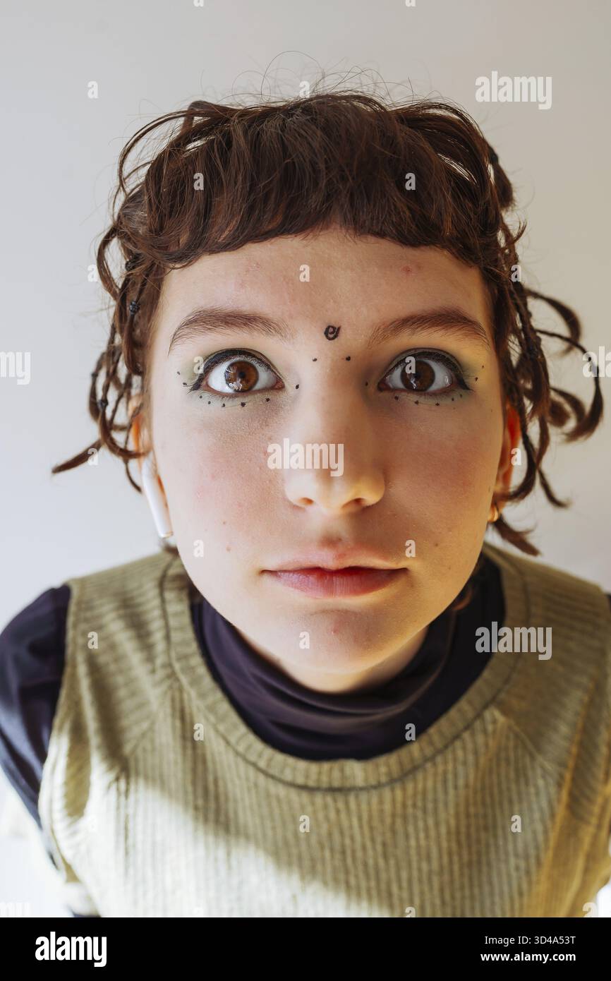 Portrait adolescent mouvement informel, gros plan, avec de petites tresses, avec un dessin à l'encre sur le visage Banque D'Images