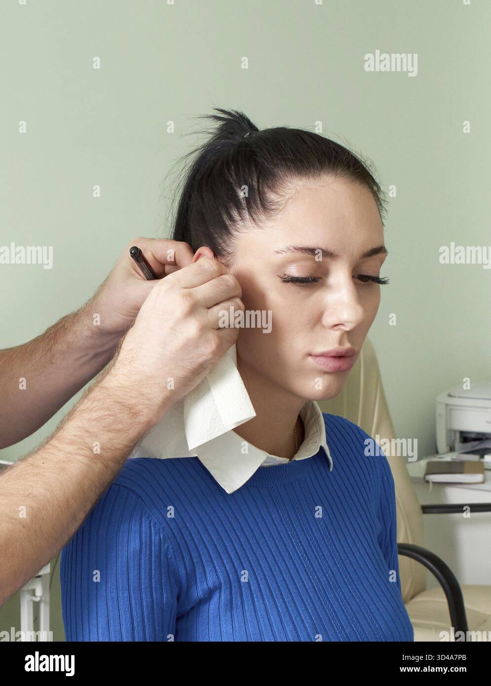 Médecin orl attentif faisant un examen de l'oreille de Pretty Woman Banque D'Images