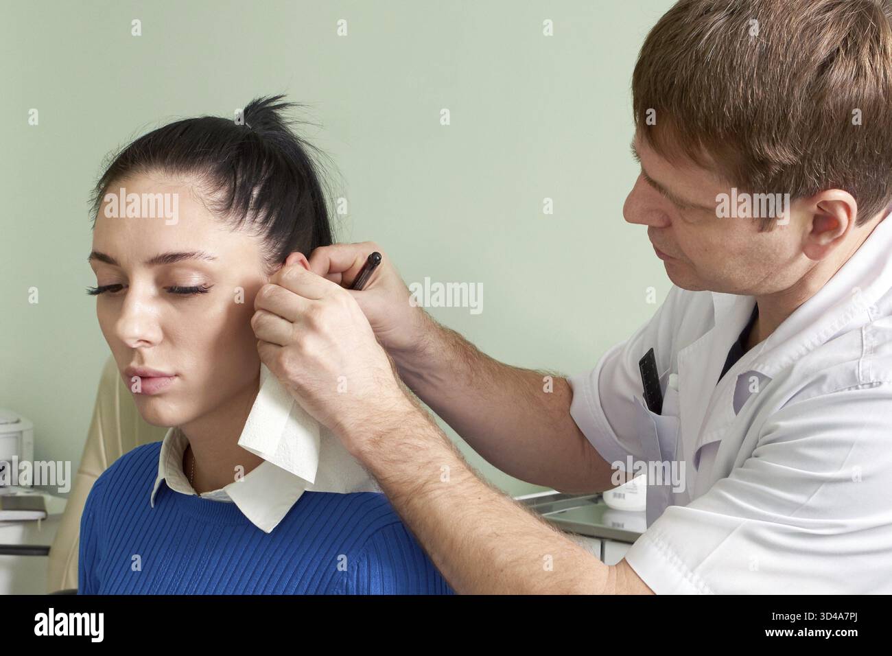 Médecin orl attentif faisant un examen de l'oreille de Pretty Woman Banque D'Images