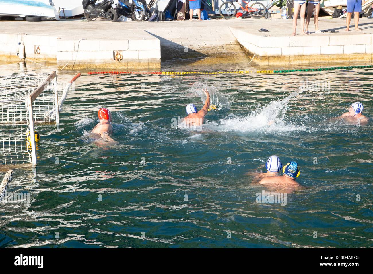 Compétition de tournoi de water-polo dans la station balnéaire croate de Makarska Croatie sur la côte dalmate Banque D'Images