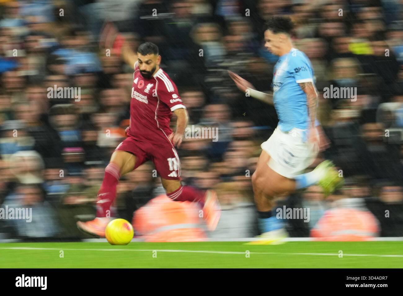 Liverpool's Mohamed Salah, left, and Manchester City's Nico O'Reilly in action during the English Premier League soccer match between Manchester City and Liverpool in Manchester, England, Sunday, Nov. 9, 2025. (AP Photo/Jon Super) Banque D'Images