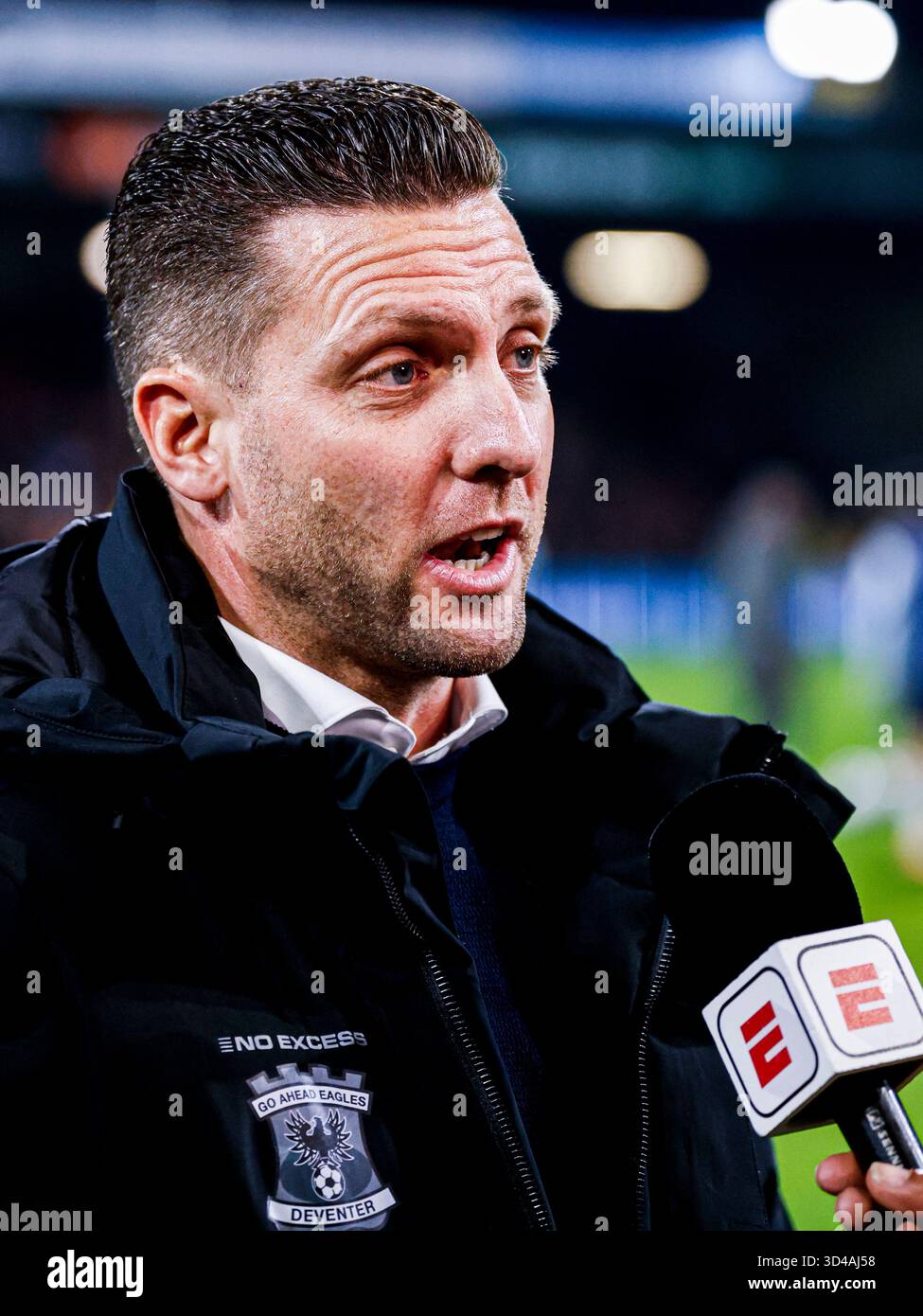 L'entraîneur-chef Melvin Boel de Go Ahead Eagles lors d'une interview avec ESPN avant le match néerlandais Eredivisie entre Go Ahead Eagles et Feyenoord Rotterdam au Stadion de Adelaarshorst le 9 novembre 2025 à Deventer, pays-Bas. (Crédit : Marcel ter bals/MTB-photo/Alamy Live News) Banque D'Images