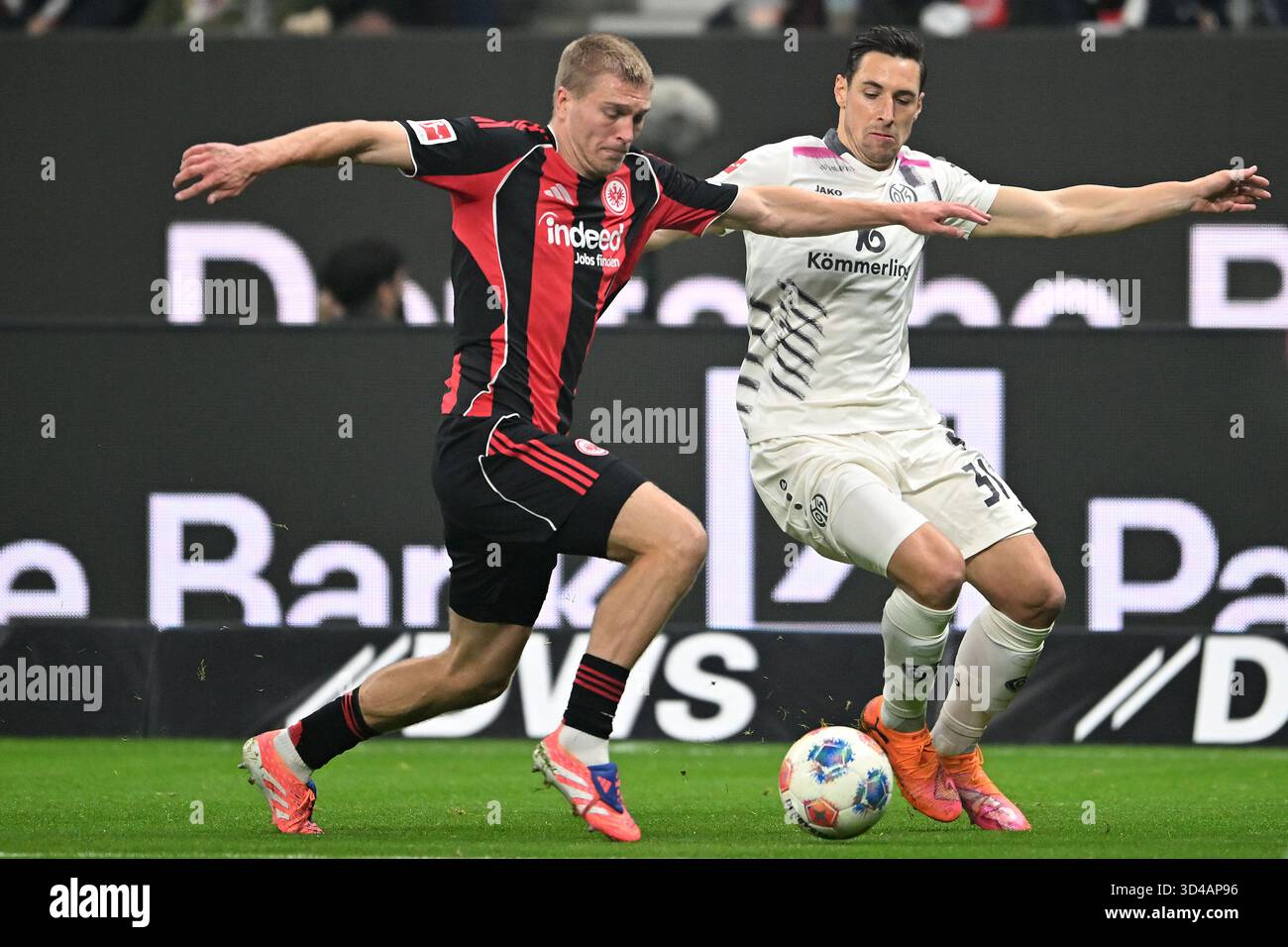 Francfort, Allemagne. 09 novembre 2025. Fussball 1. Bundesliga 10. Spieltag Eintracht Francfort - 1. FSV Mainz 05 AM 09.11.2025 im Deutsche Bank Park in Frankfurt Dominik Kohr ( Mainz ), hinten - Rasmus Kristensen ( Francfort ), liens la réglementation DFL interdit toute utilisation de photographies comme séquences d'images et/ou quasi-vidéo. Foto : Revierfoto crédit : ddp Media GmbH/Alamy Live News Banque D'Images