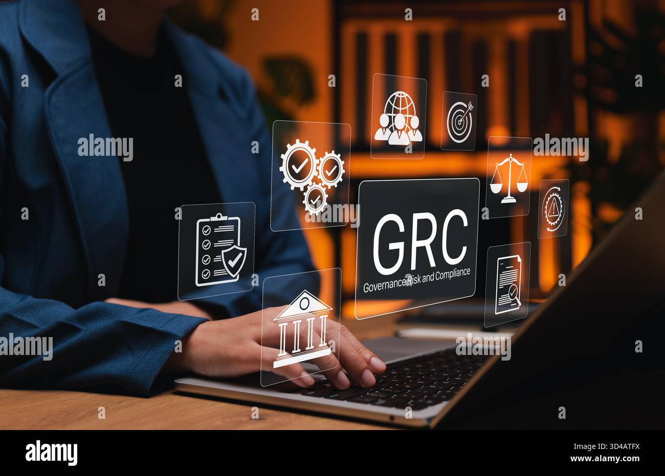 Concept de gouvernance, de risque et de conformité GRC. Femme d'affaires utilisant un ordinateur portable avec des icônes de politique, de réglementation, d'analyse des risques représentent la comptabilité d'entreprise Banque D'Images