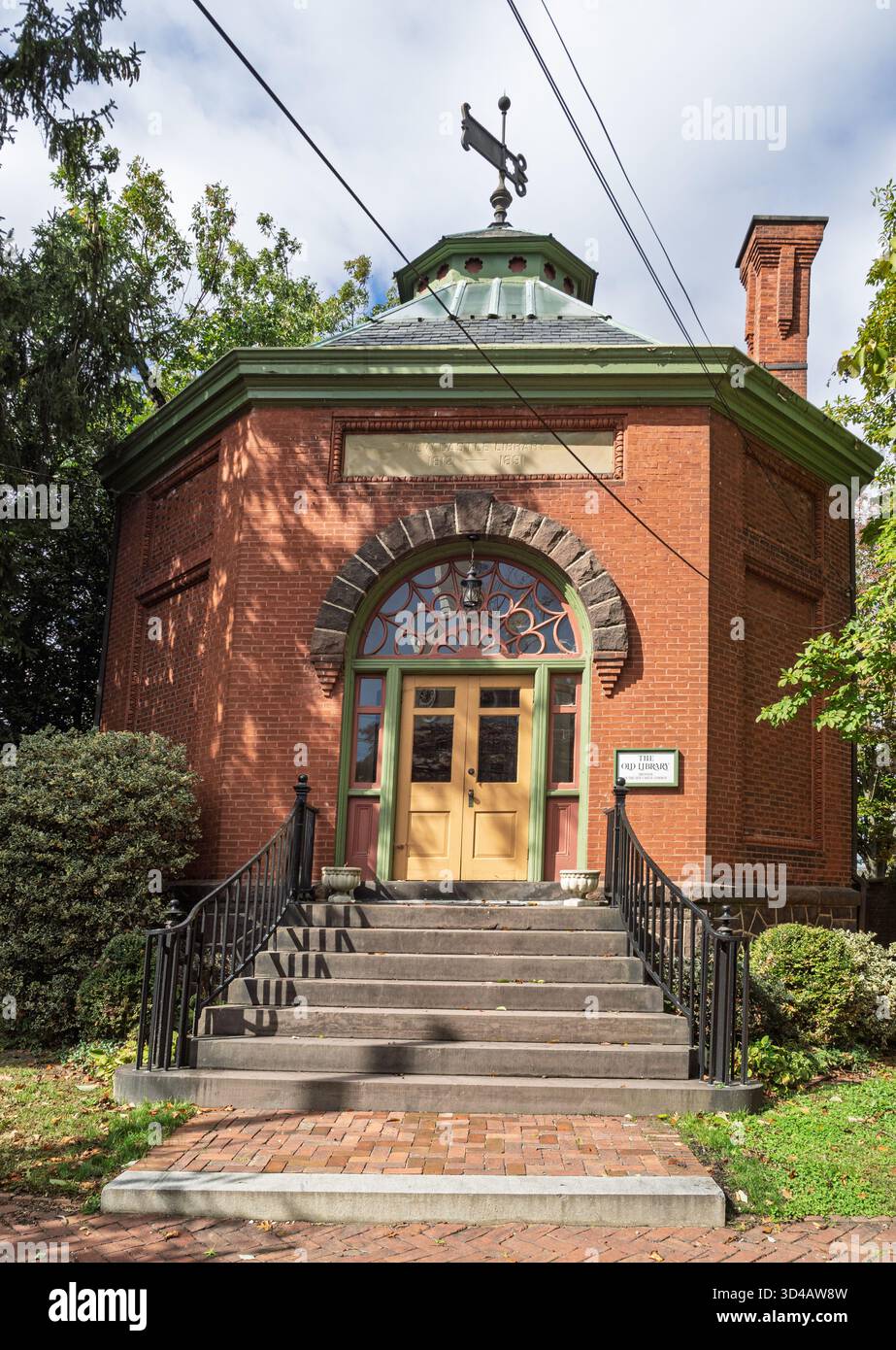 Vue extérieure de l'ancienne bibliothèque en briques octogonales avec des marches et une girouette à New Castle, Delaware. Banque D'Images