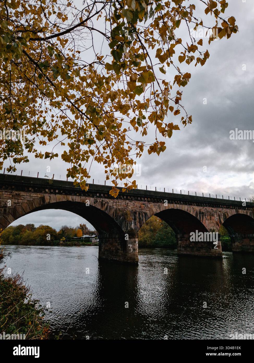 Une série de photographies saisissantes et moroses capturant l'architecture imposante d'un viaduc ferroviaire historique au-dessus de la rivière Trent à Burton upon Trent Banque D'Images