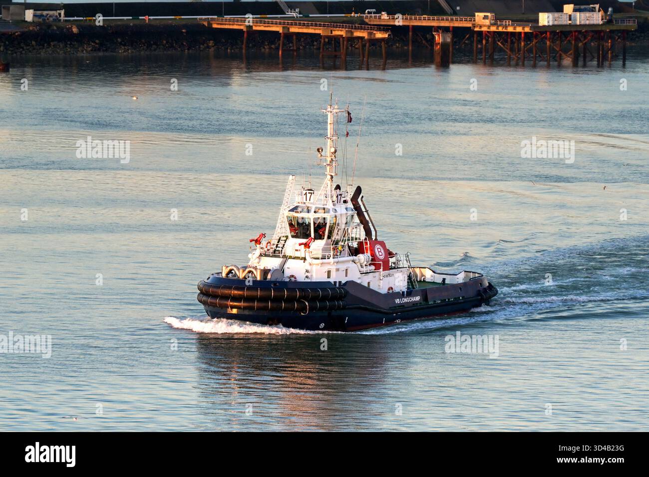 Le Havre, France, - 16 janvier 2025 : remorqueur dans le port du Havre à la lumière tôt le matin Banque D'Images