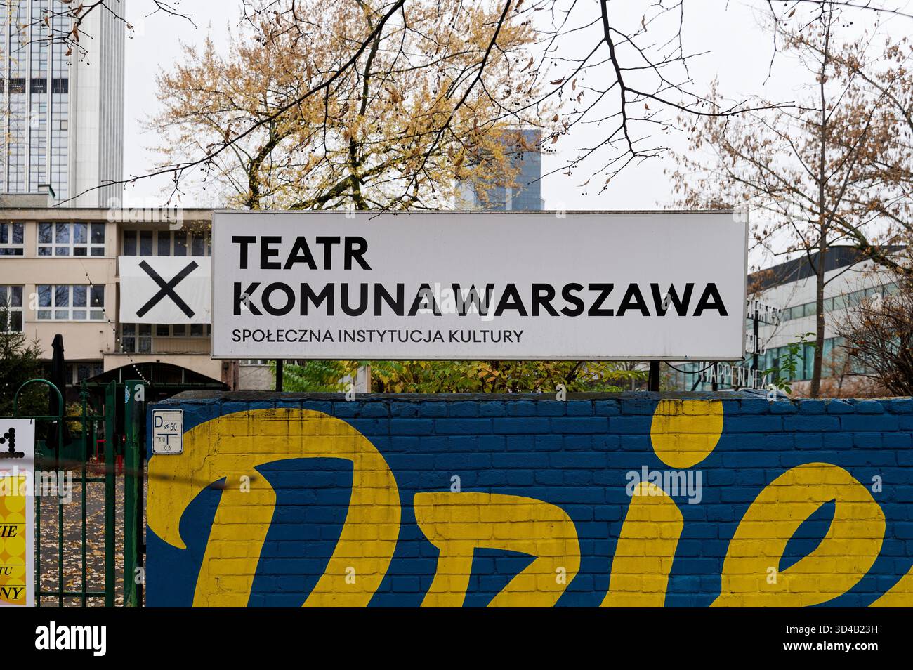 Panneau du théâtre Komuna Warszawa - institution sociale de la culture à la rue Emilii Plater. Banque D'Images